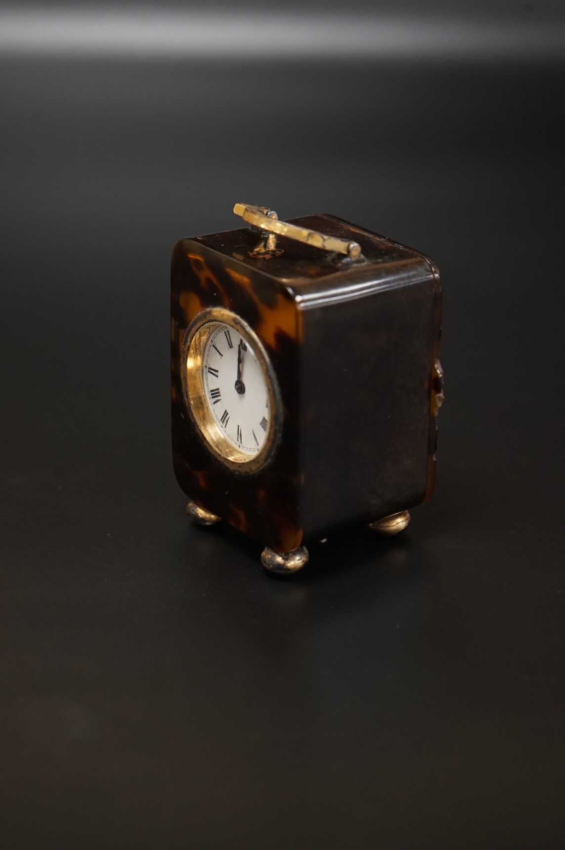 An Edwardian silver gilt mounted tortoiseshell carriage timepiece, with Roman dial, H.A. & Co, London, 1909, 87mm excluding the handle (a.f.)